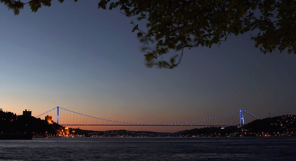 İstanbul'un köprüleri maviye büründü - 2