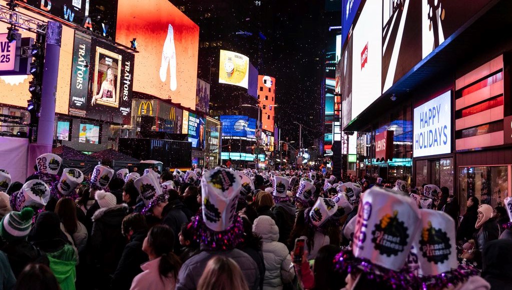 ABD'de yüz binlerce kişi yeni yıla New York Times Meydanı'nda girdi