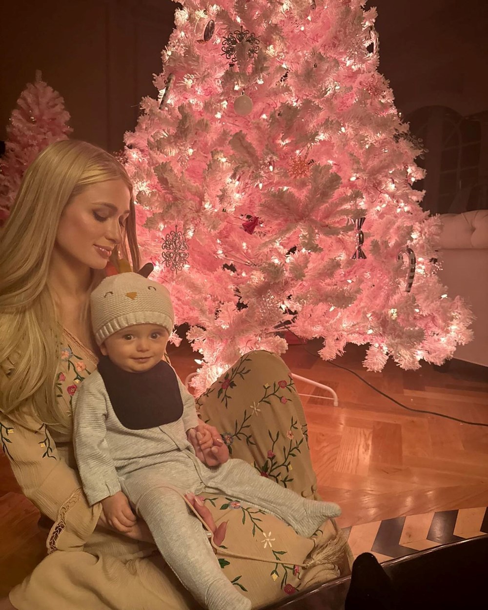 Paris Hilton'un taşıyıcı anneden kızı oldu! Bebek London'a pembe Noel kutlaması - 6
