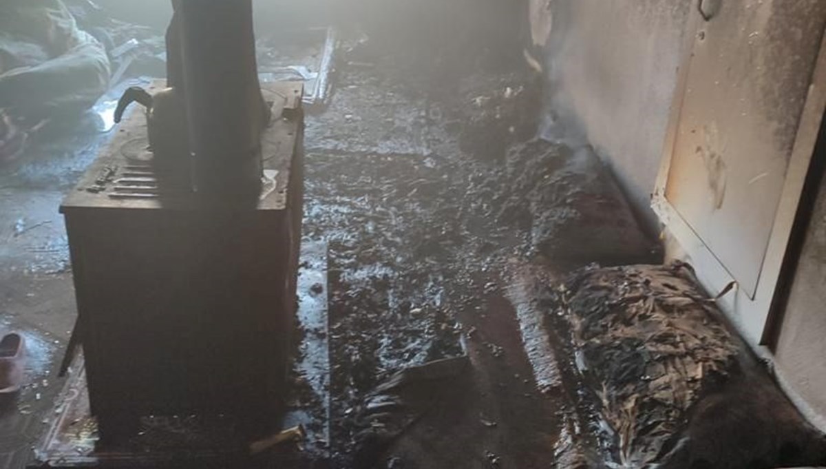 Sobayı benzin dökerek yakmaya çalışan anne öldü, 2 çocuğu yaralandı Sobayı benzin dökerek yakmaya çalışan anne öldü, 2 çocuğu yaralandı