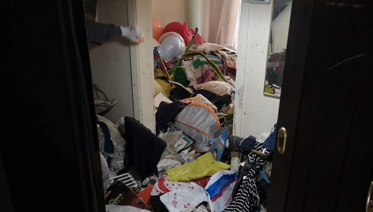 Ağır koku gelen evden 12 ton çöp çıktı Ağır koku gelen evden 12 ton çöp çıktı