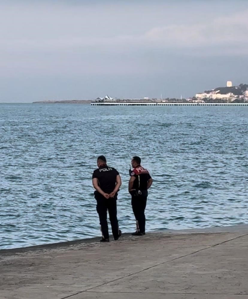 Polis denize kaçan adamı uzun süre sahilde bekledi