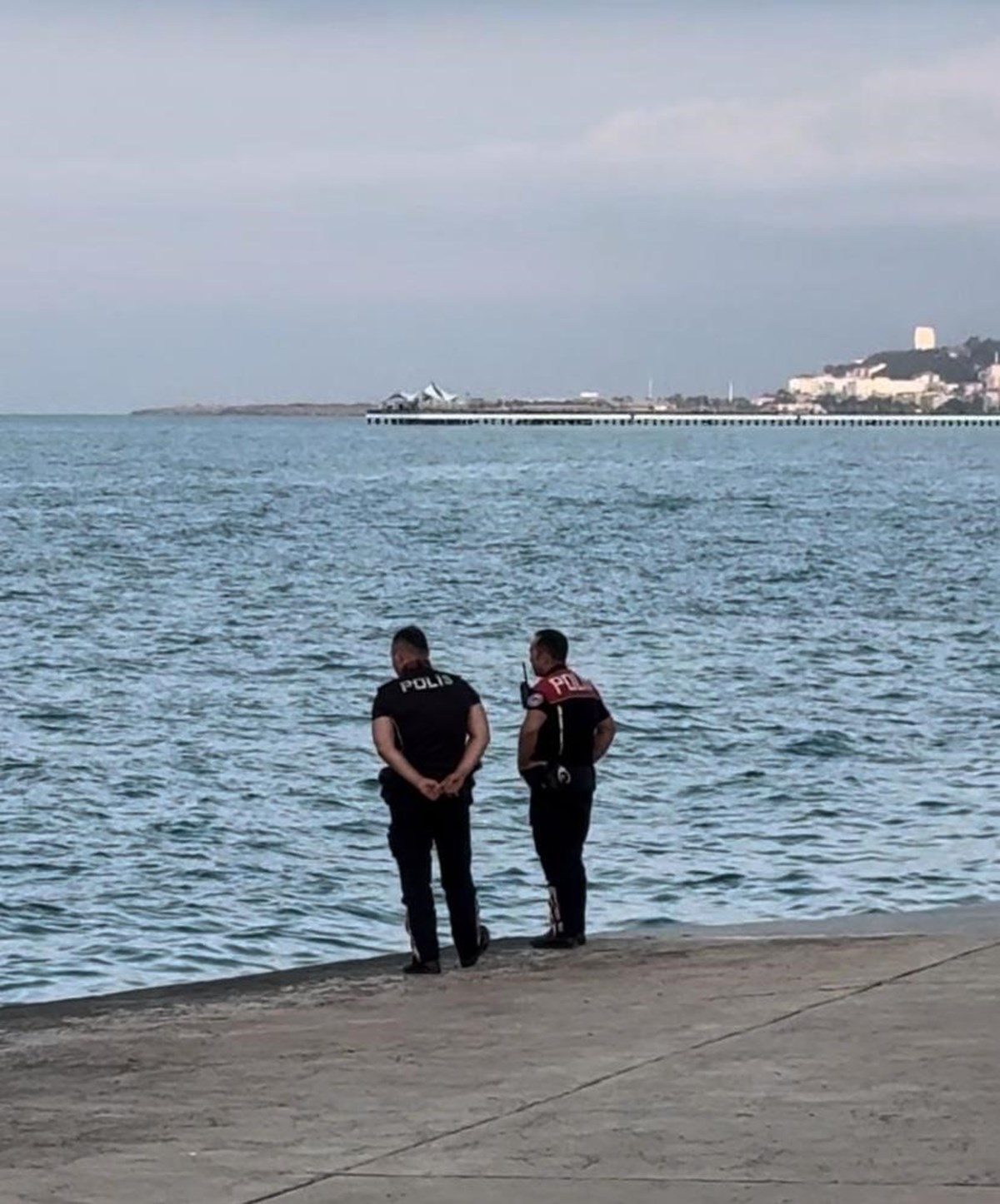Polis denize kaçan adamı uzun süre sahilde bekledi Polis denize kaçan adamı uzun süre sahilde bekledi