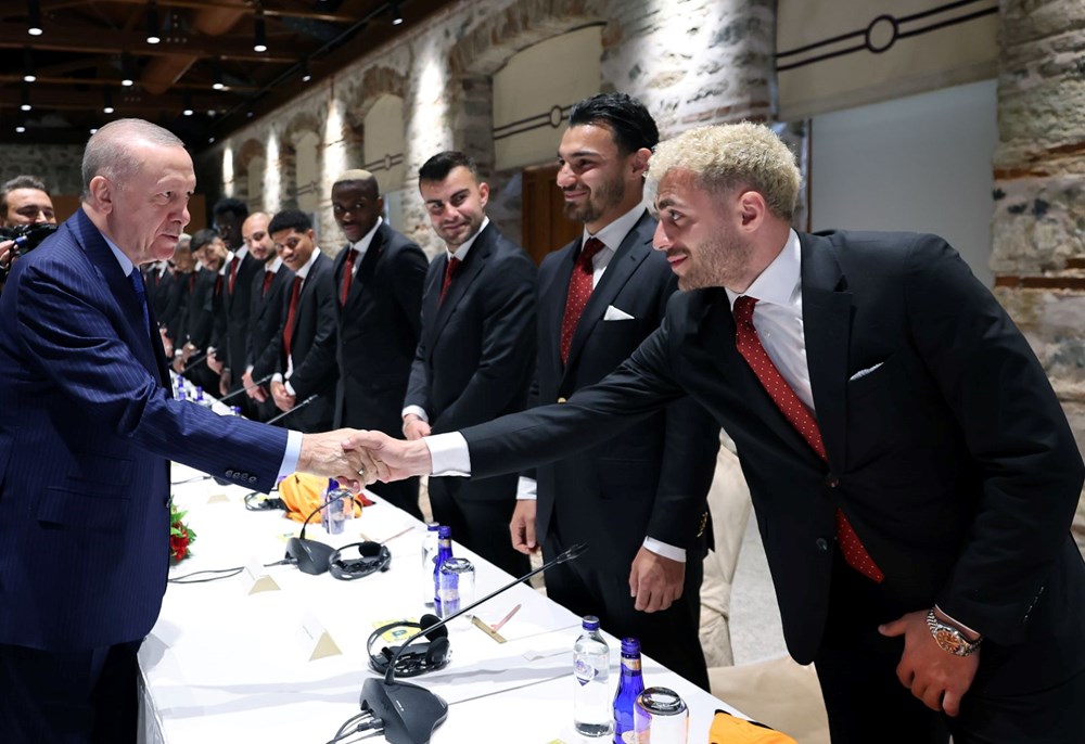 Erdoğan, şampiyon Galatasaray'ı kabul etti: Osimhen ve Muslera'dan hediye 7 Cumhurbaşkanı Erdoğan, şampiyon Galatasaray'ı kabul etti: Osimhen ve Muslera'dan hediye - 7