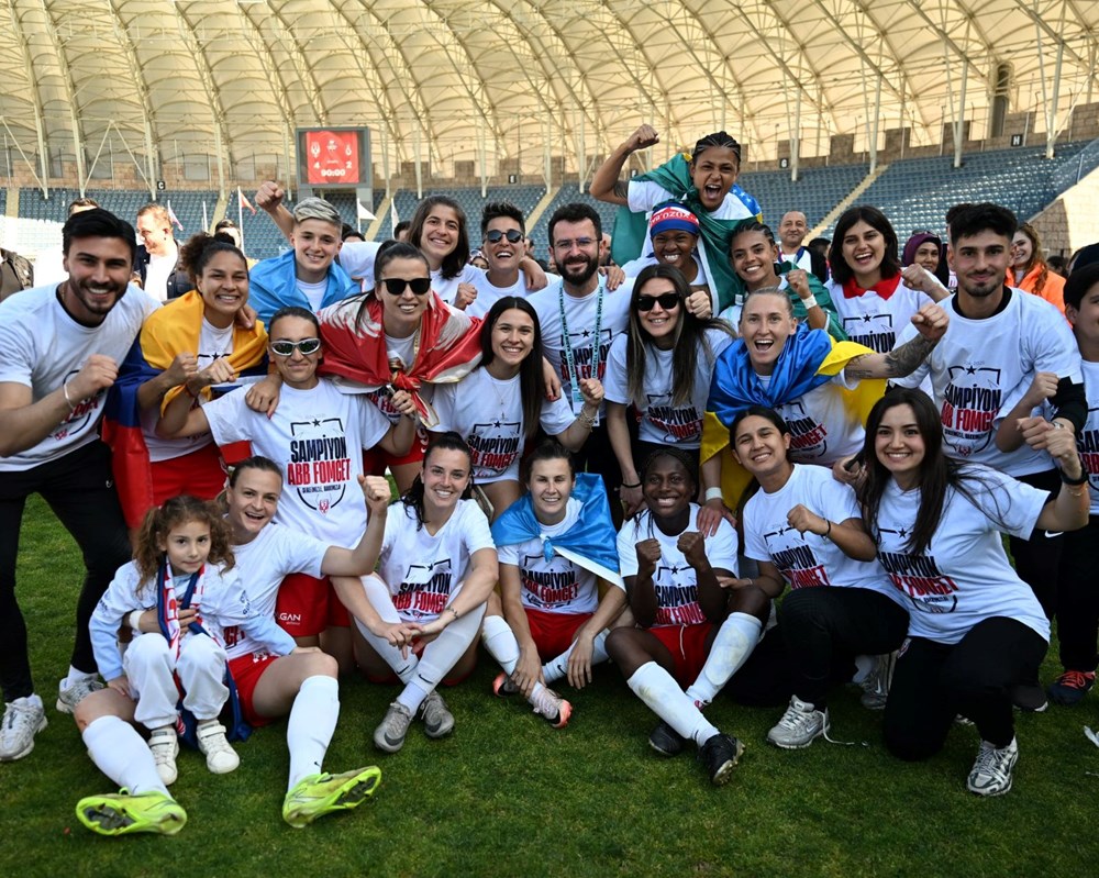 Kadınlar Süper Ligi'nde şampiyon olan ABB Fomget'ten Fenerbahçe'ye gönderme - 3