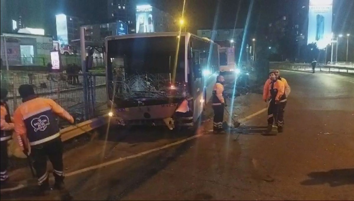 Zincirlikuyu'da metrobüs kazası: Bariyerleri aşıp araçlara çarptı