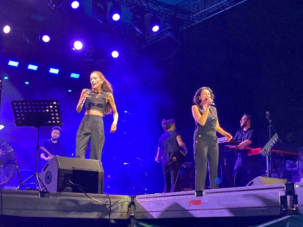 Ev hapsinde olan Gülşen'in yerine sahneye orkestra ve vokal grubu çıktı - 1