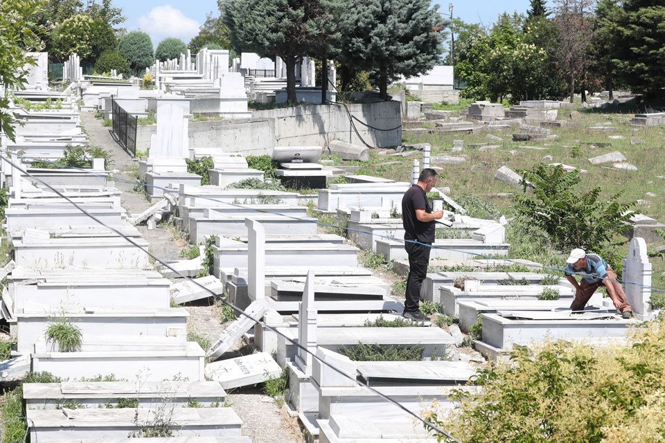 İstanbul Valiliği, Hasköy Musevi Mezarlığı'nda tahrip edilen mezar taşlarını yaptıracak - 1