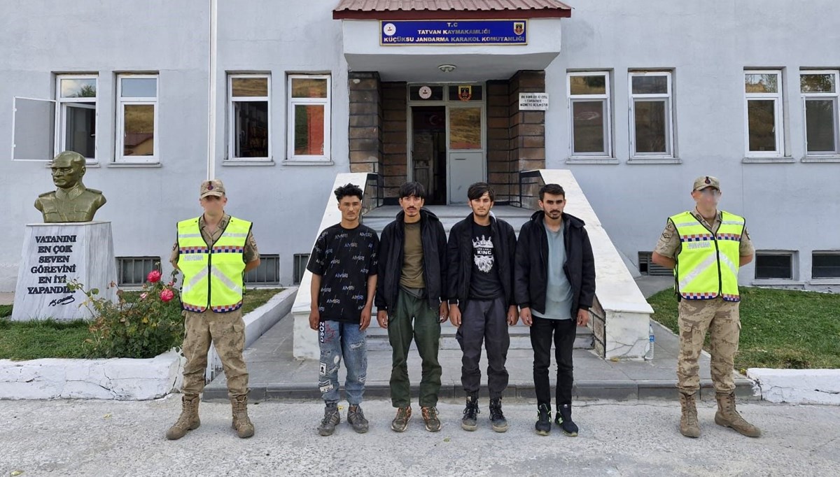 Tatvan’da 4 düzensiz göçmen yakalandı