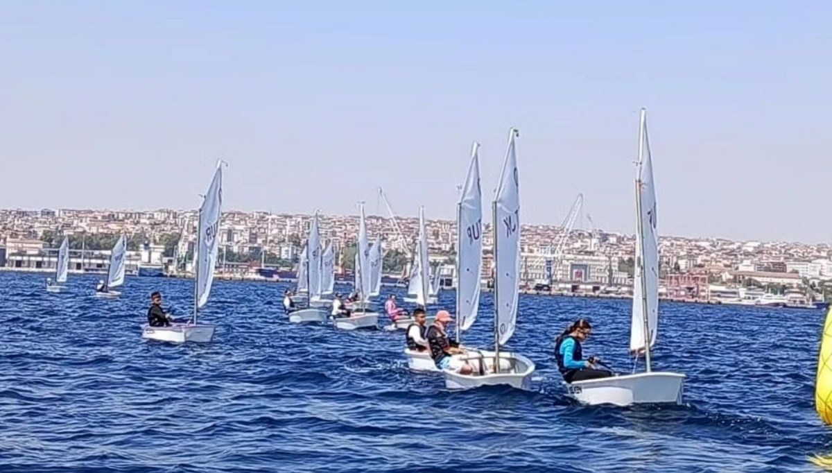 Tekirdağ'da Zafer Kupası yelken yarışları sürüyor