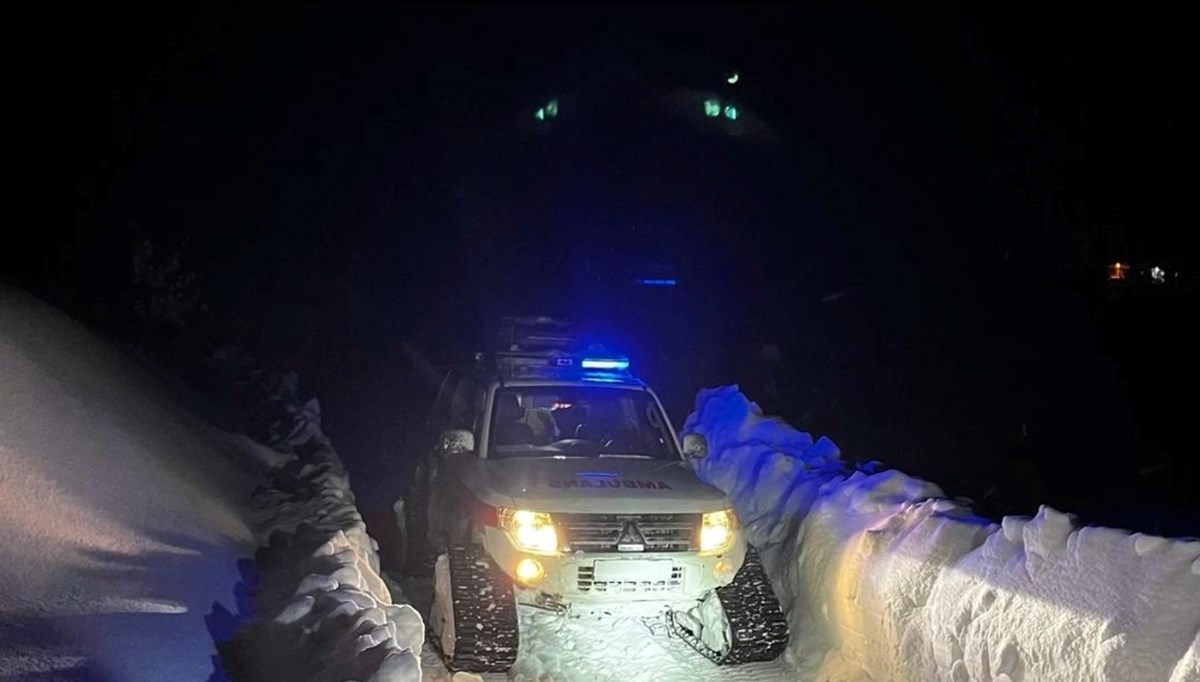 Yolu kapanan köyde mahsur kalan hasta, 6 saatte kurtarıldı Yolu kapanan köyde mahsur kalan hasta, 6 saatte kurtarıldı