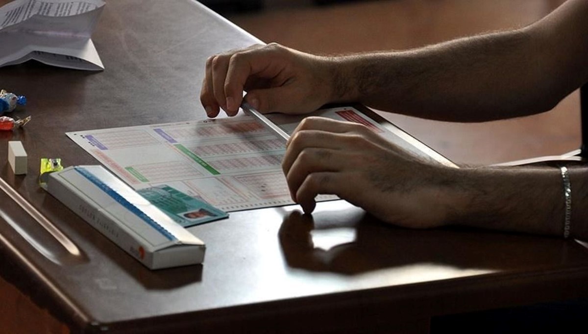 KPSS’de yasaklı eşyalar kılavuzda duyuruldu: KPSS'ye küpe, piercing, su ile giriliyor mu?