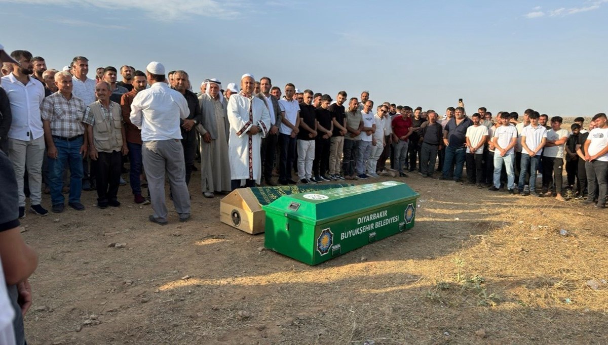 Mardin'deki yangında hayatını kaybeden 2 vatandaş defnedildi Mardin'deki yangında hayatını kaybeden 2 vatandaş defnedildi