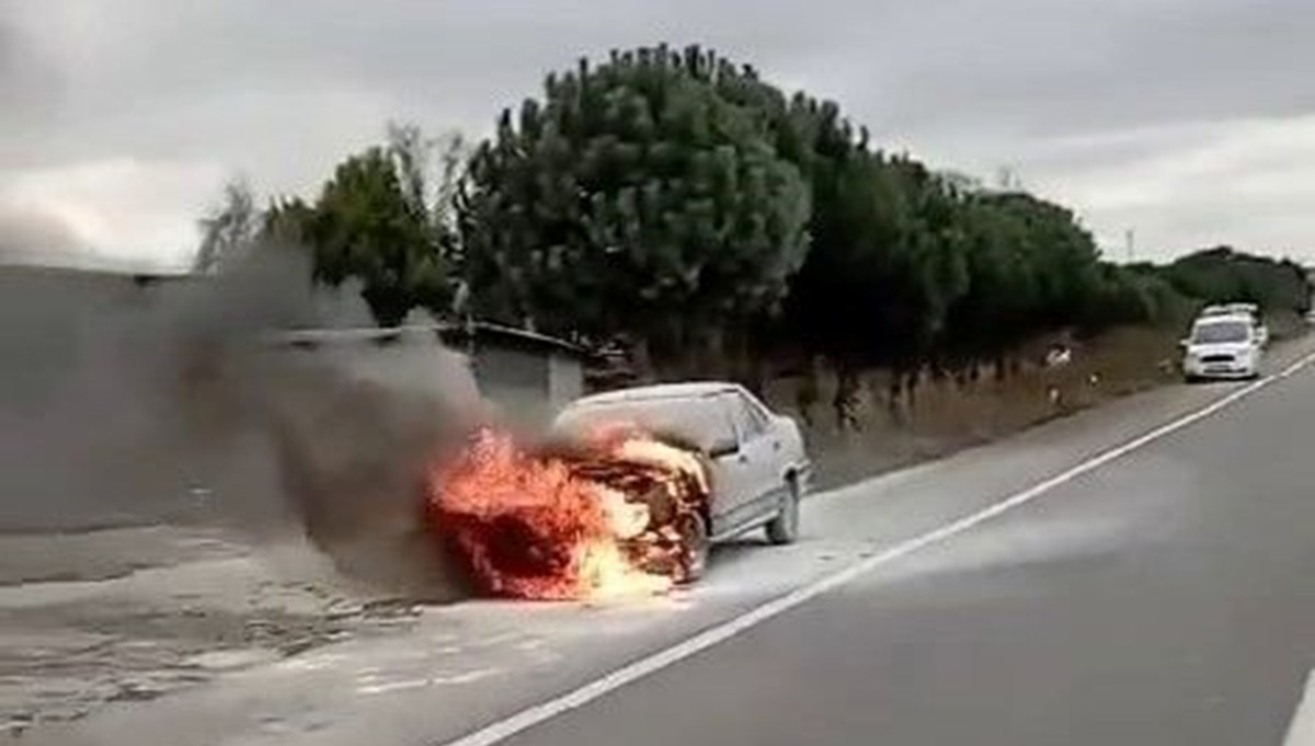 Seyir halindeki otomobil alev alev yandı Seyir halindeki otomobil alev alev yandı