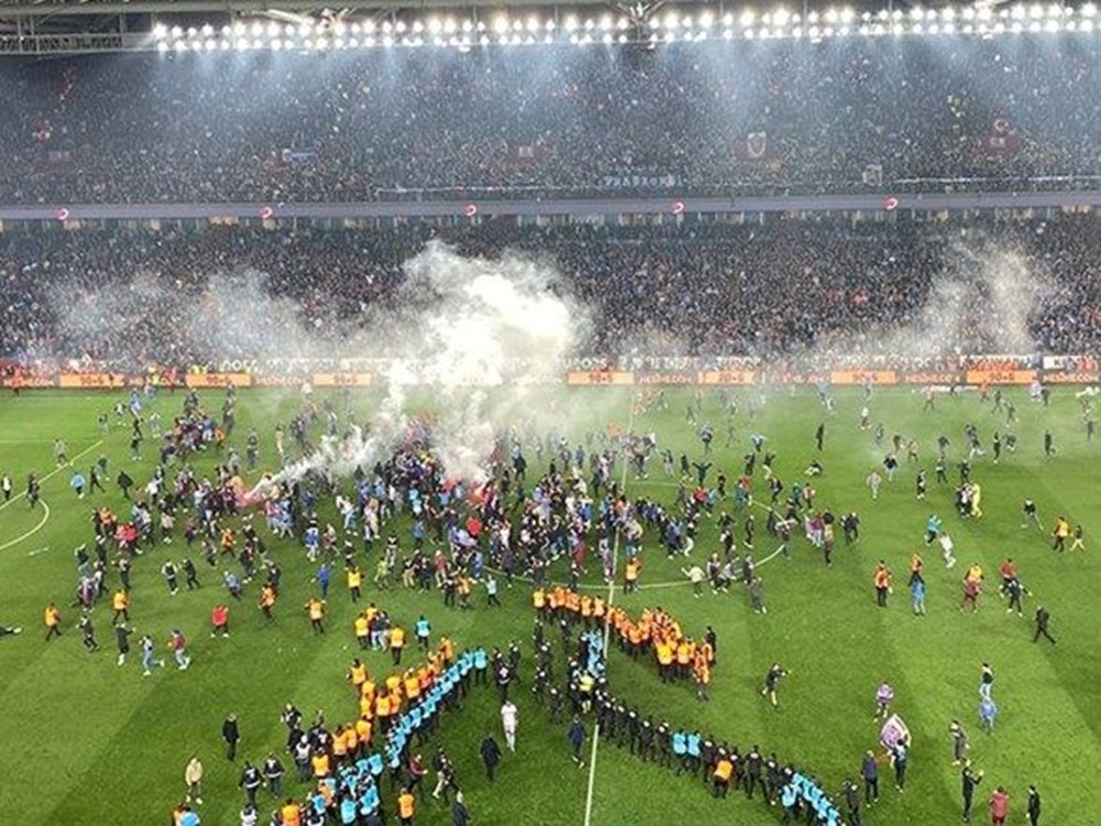Şampiyonluk kramponlarının biri fanusta diğeri satışta - 1