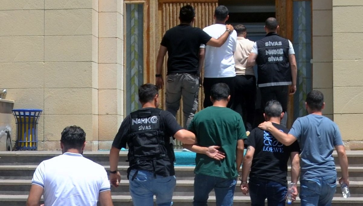 Sivas'ta uyuşturucu operasyonu: 2 tutuklama Sivas'ta uyuşturucu operasyonu: 2 tutuklama