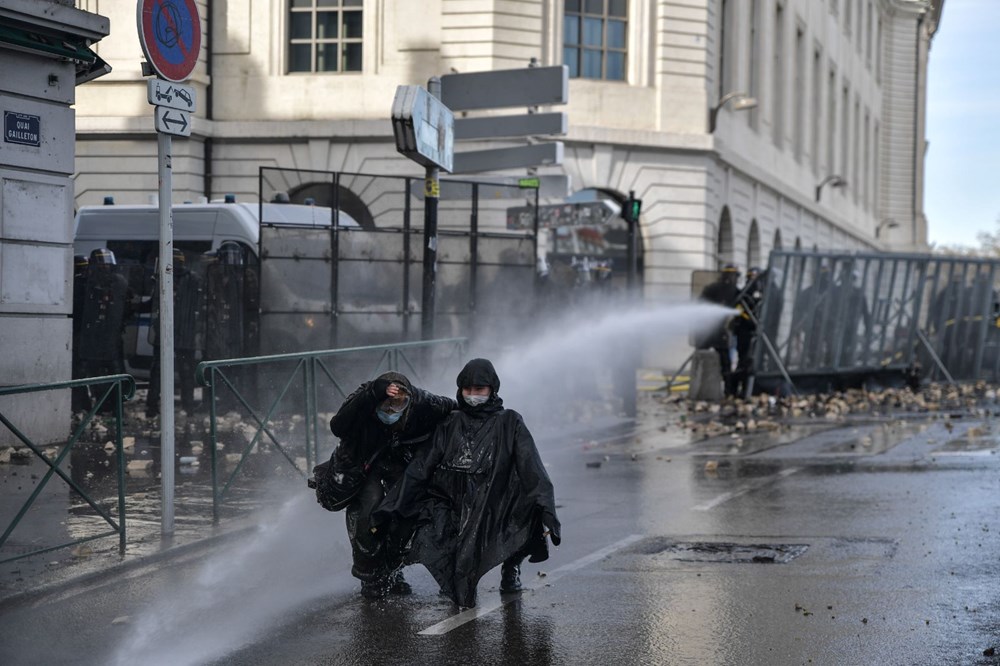 Fransa'da sokaklar durulmuyor - 13