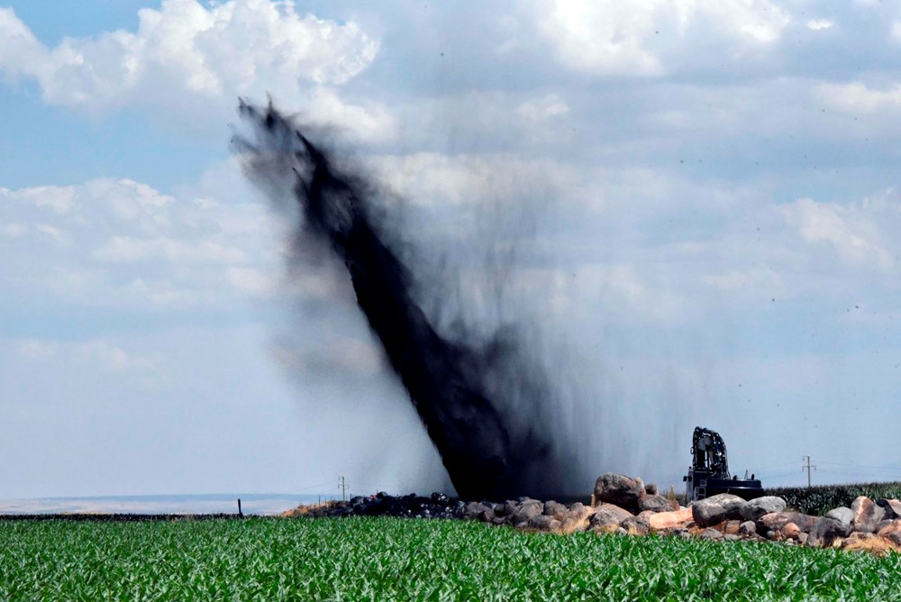 Şanlıurfa'da boru hattı delindi, ham petrol metrelerce yükseğe fışkırdı - 15