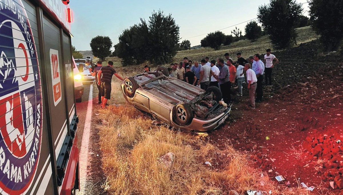 Adıyaman’da otomobil tarlaya devrildi: 3 yaralı