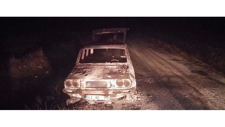 Yanan otomobilde 2 ceset bulundu