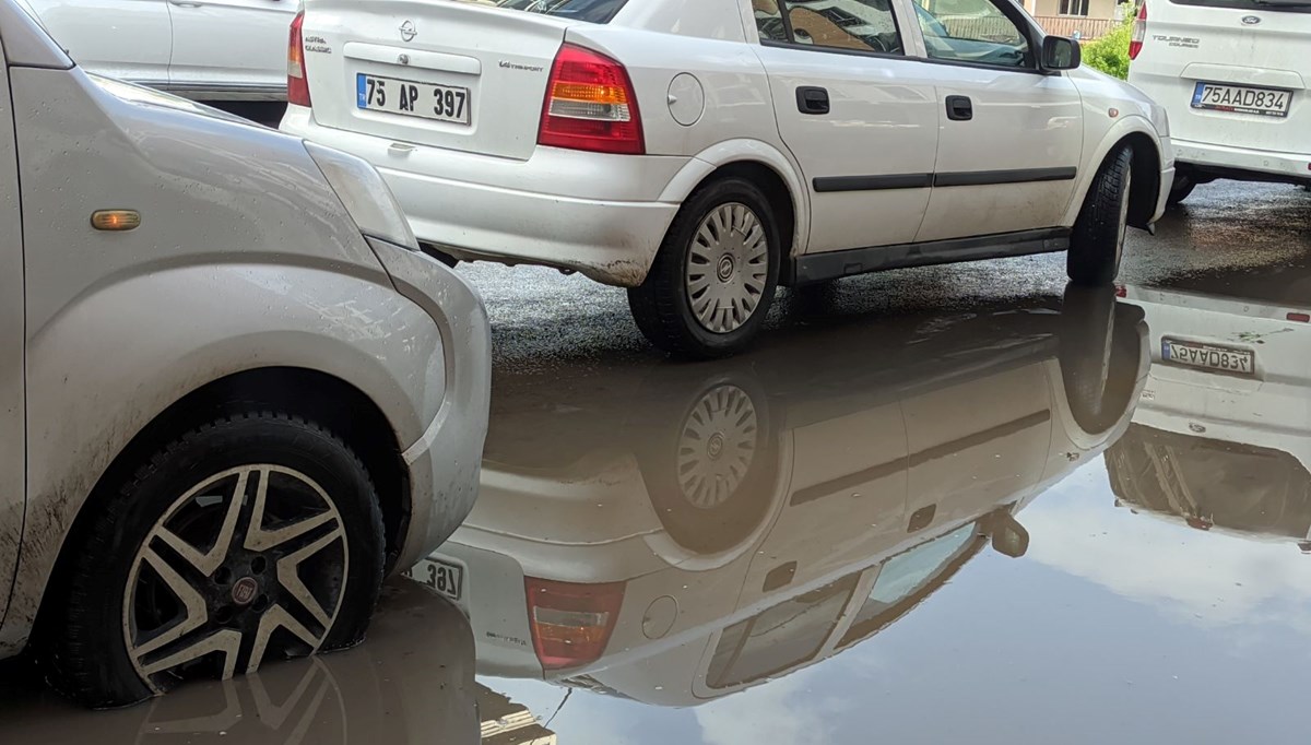 Ardahan'da sağanak ve dolu hayatı olumsuz etkiledi Ardahan'da sağanak ve dolu hayatı olumsuz etkiledi
