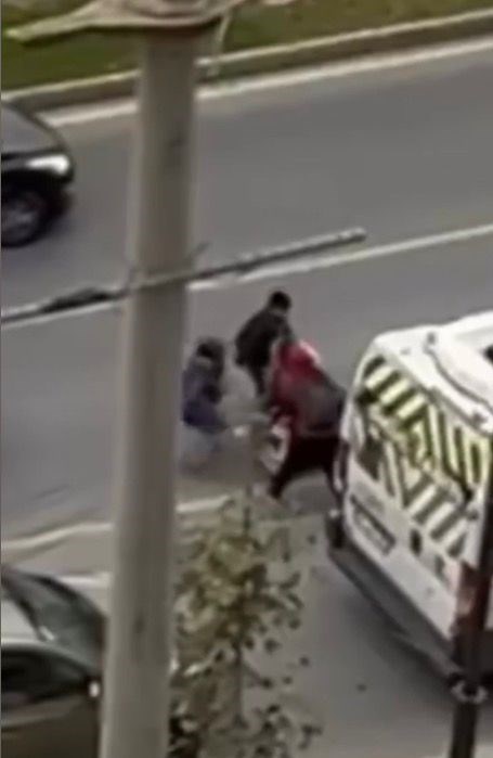 Motosiklet sürücüsü ve hafif ticari araç sürücüsünün kavgası çevredeki kişiler tarafından cep telefonuyla kaydedildi.