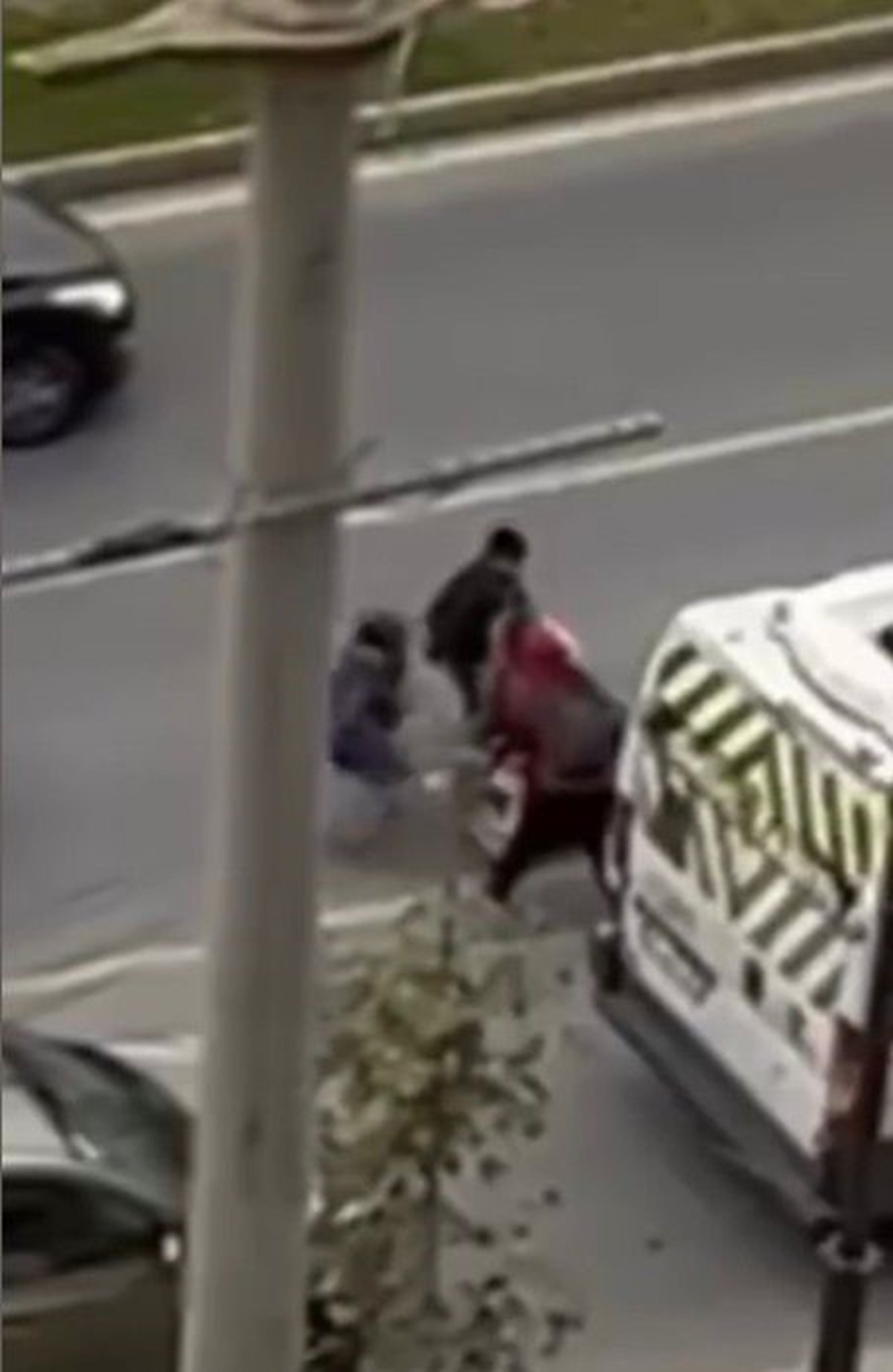 Motosiklet sürücüsü ve hafif ticari araç sürücüsünün kavgası çevredeki kişiler tarafından cep telefonuyla kaydedildi.