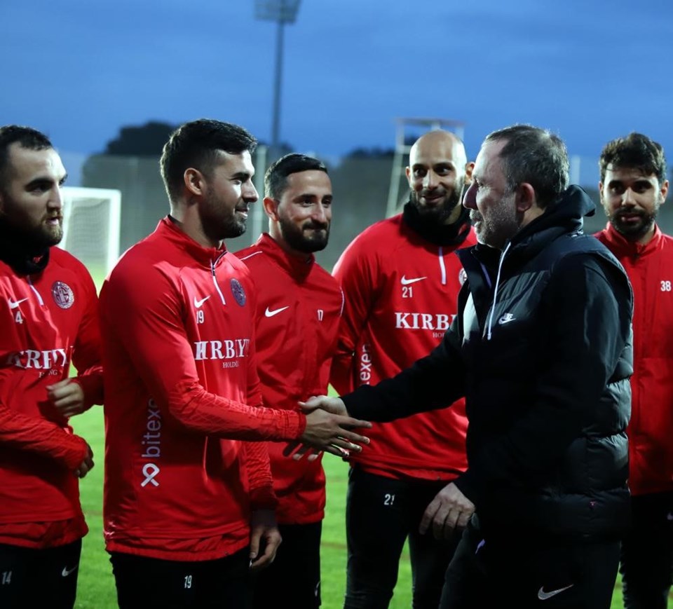 Sergen Yalçın, Antalyaspor'la ilk antrenmanına çıktı - 1