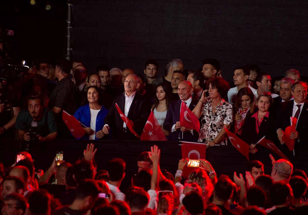 İzmir’de kurtuluş günü coşkusu: Tarkan konserine yüz binlerce kişi akın etti - 29