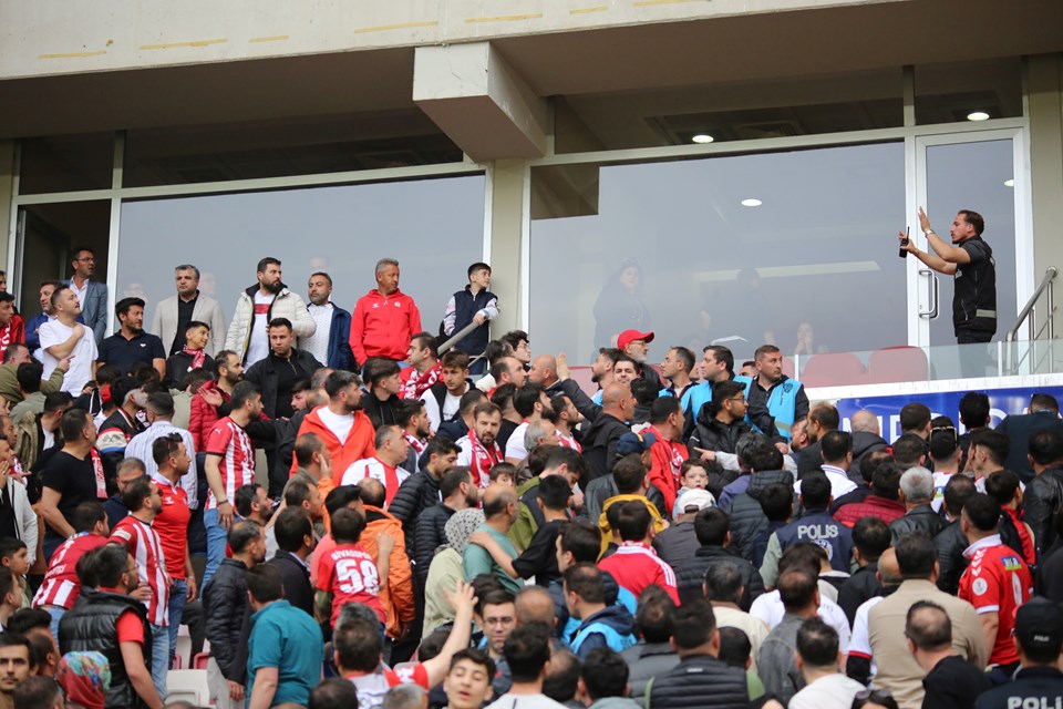 Sivasspor - Bodrum FK maçında olay: Yöneticilerle tribünler birbirine girdi | Takım kaptanı Uğur Çiftçi, taraftarla tartıştı - 1