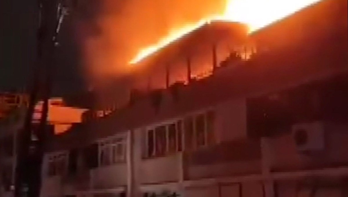 Geceyi aydınlatan çatı yangını