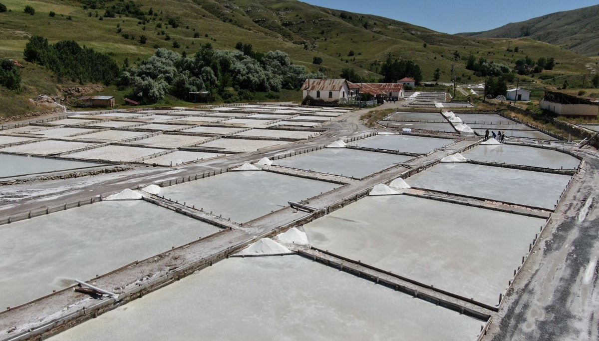 Yerin 7 metre altından çıkarılıyor! 84 minerali içinde barındırıyor, tuzlu kaynak suyundan üretiliyor Yerin 7 metre altından çıkarılıyor! 84 minerali içinde barındırıyor, tuzlu kaynak suyundan üretiliyor
