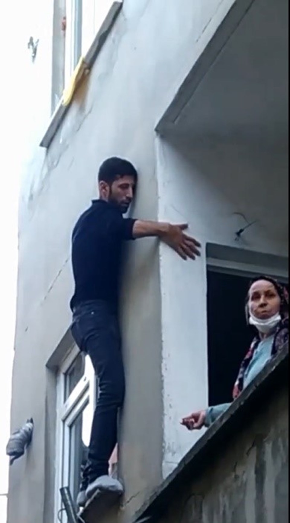 İstanbul'da pencerede mahsur kalan hırsız bina sakinlerine yalvardı - 1