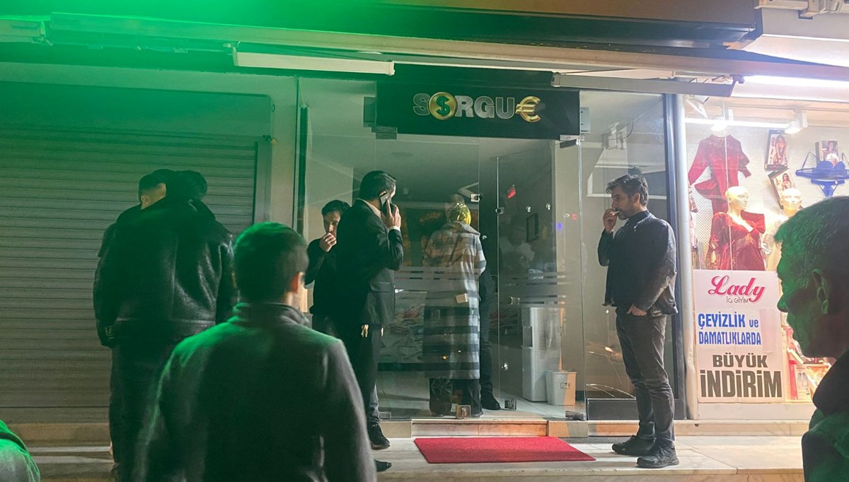 Döviz bürosunda dehşet | Gasp edip çalışanı rehin aldı, polis etrafını sarınca yakalandı! Döviz bürosunda dehşet | Gasp edip çalışanı rehin aldı, polis etrafını sarınca yakalandı!