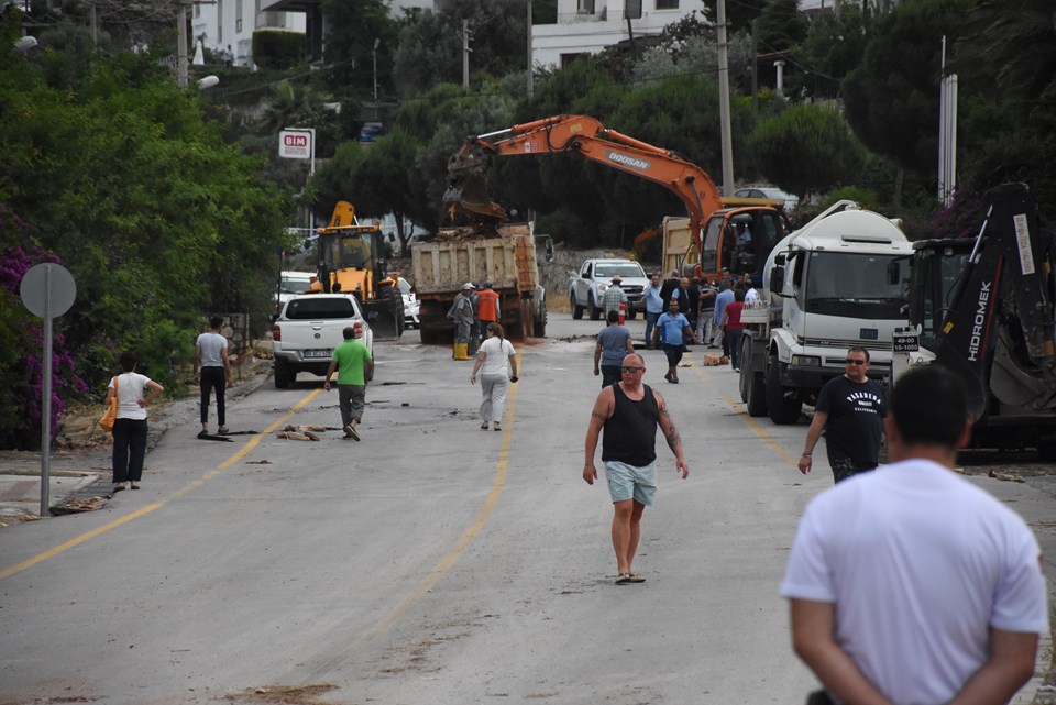 Bodrum'da içme suyu isale hattı patladı, yolda göçük oluştu - 1