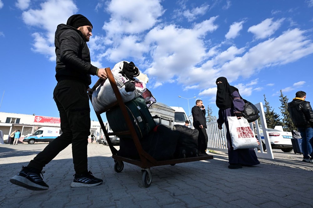 Suriyelilerin
ülkelerine dönüşü için yeni adım: Arabalar ve ziynet eşyalarının sınırdan geçişine
kolaylık - 8