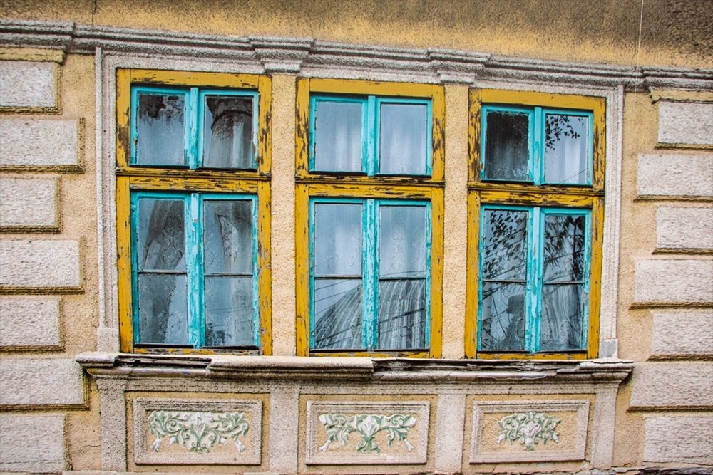 Prizren'in yıkılan evlerinin kapı ve pencereleri sergide buluştu - 3