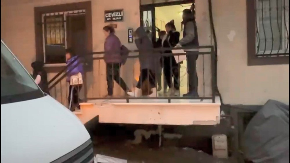 İstanbul’un 4 ilçesinde fuhuş şebekesine operasyon: 16 kadın
kurtarıldı - 1