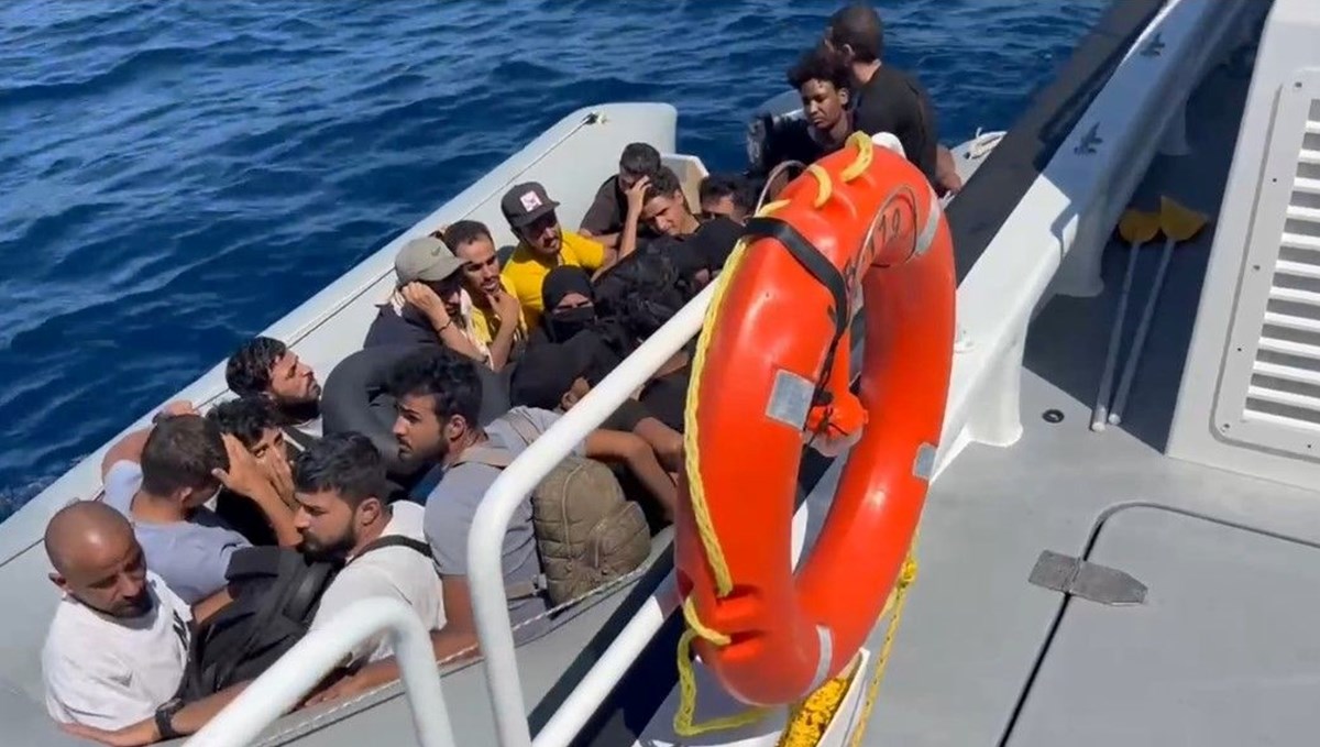 Çanakkale açıklarında 36 kaçak göçmen yakalandı Çanakkale açıklarında 36 kaçak göçmen yakalandı