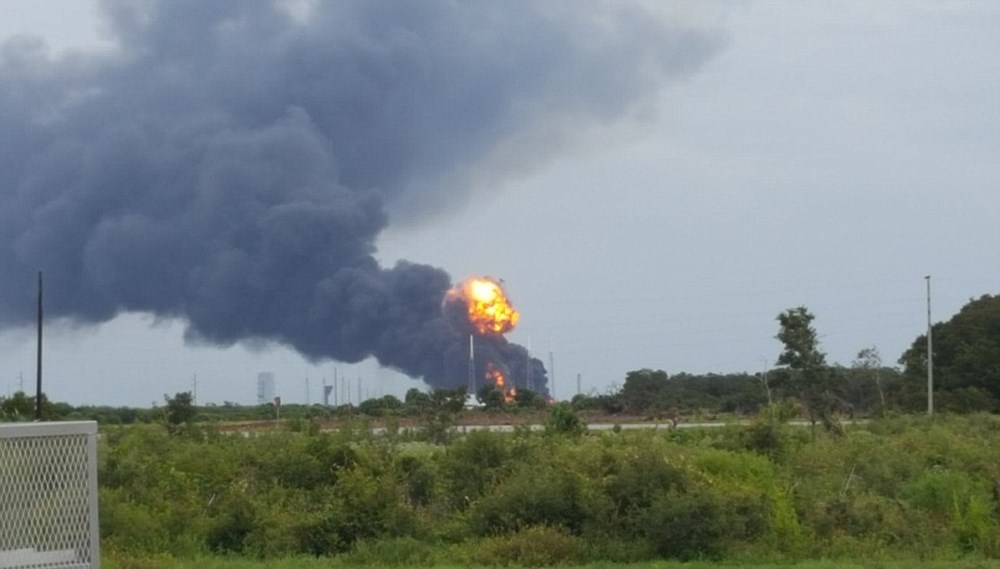 SpaceX Falcon 9 roketi fırlatma işlemi sırasında patladı - 1