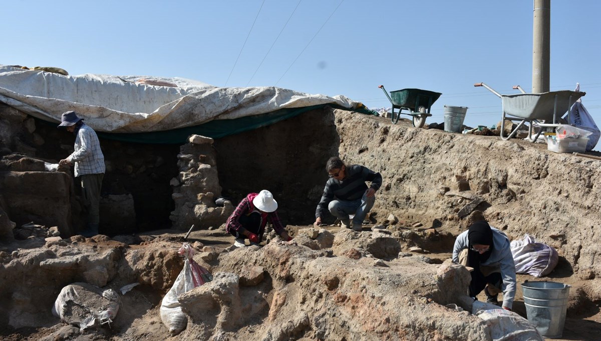 Üçhöyük kazısında mutfak kapları, bakır ve demir işçiliği malzemeleri bulundu Üçhöyük kazısında mutfak kapları, bakır ve demir işçiliği malzemeleri bulundu