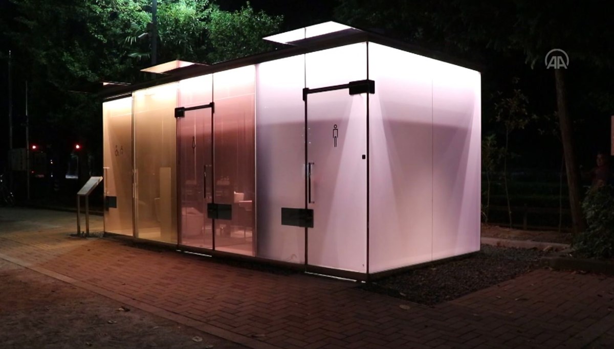 Saydam kabinli halka açık tuvaletler Tokyo sakinlerine teknoloji ve şeffaflık sunuyor