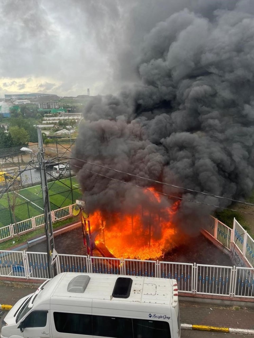 İstanbul'da çocuk parkında yangın: Alevler metrelerce yükseldi - 2