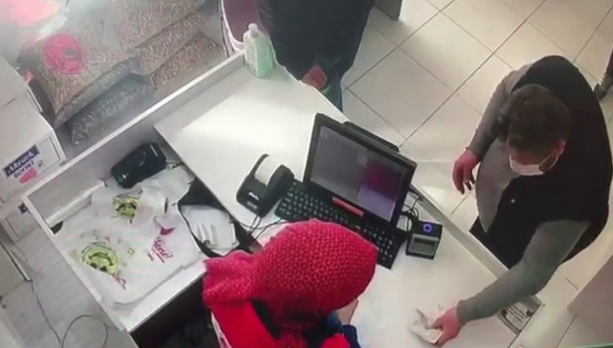 Haberlere çıkınca çaldıkları paranın iki katını geri getirdiler