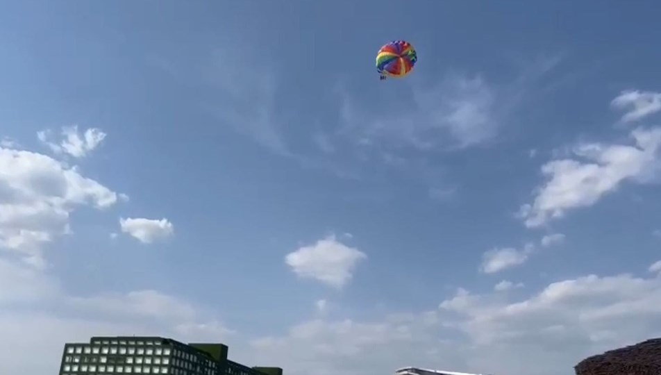 Tekne arıza yapınca deniz paraşütü havada asılı kaldı