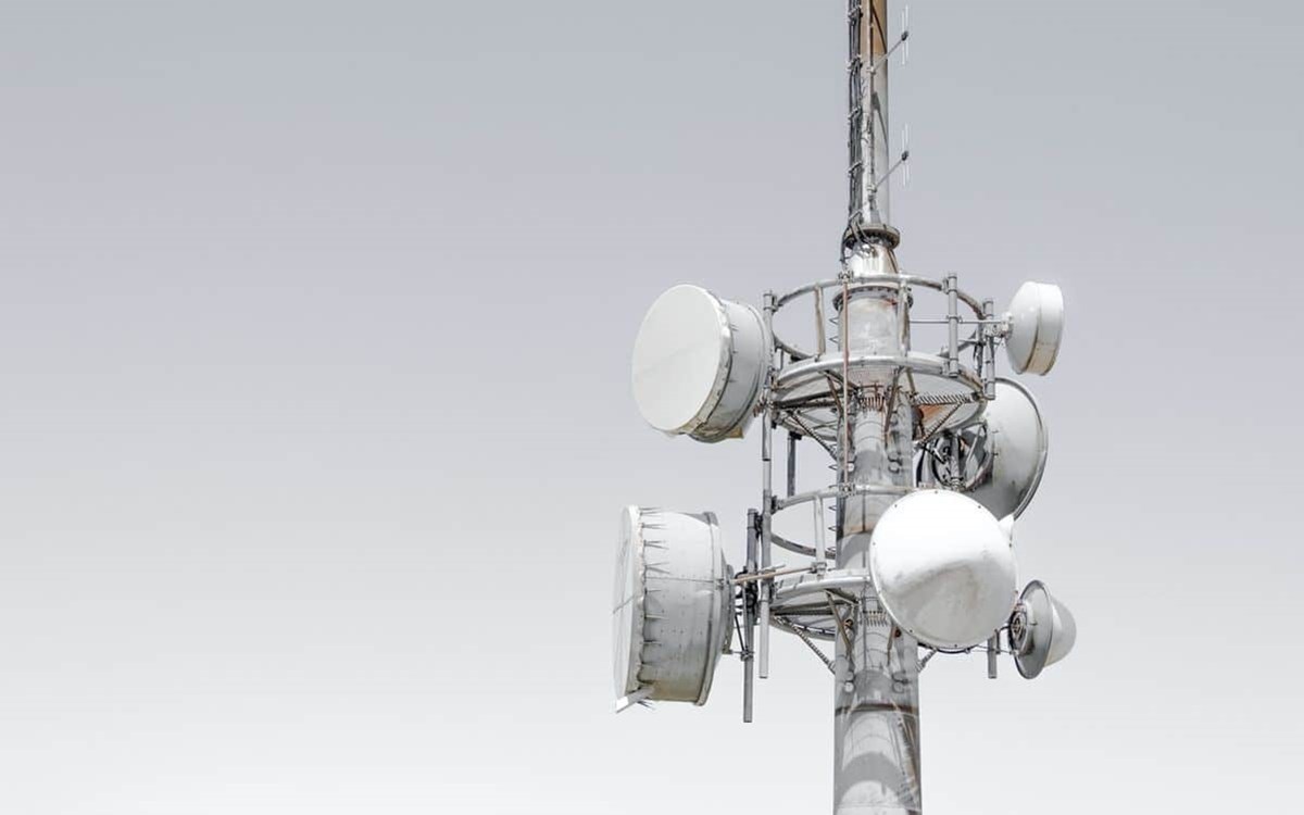 Çiftçi Frederiz Sager, köyündeki 4 G anteni nedeniyle ineklerinin zarar gördüğünü öne sürdü.