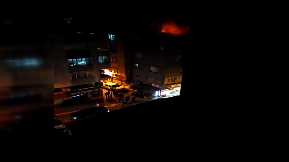 Zeytinburnu'nda ev yangını: Çatı katından atlayan 3 kişi ağır yaralı - 1