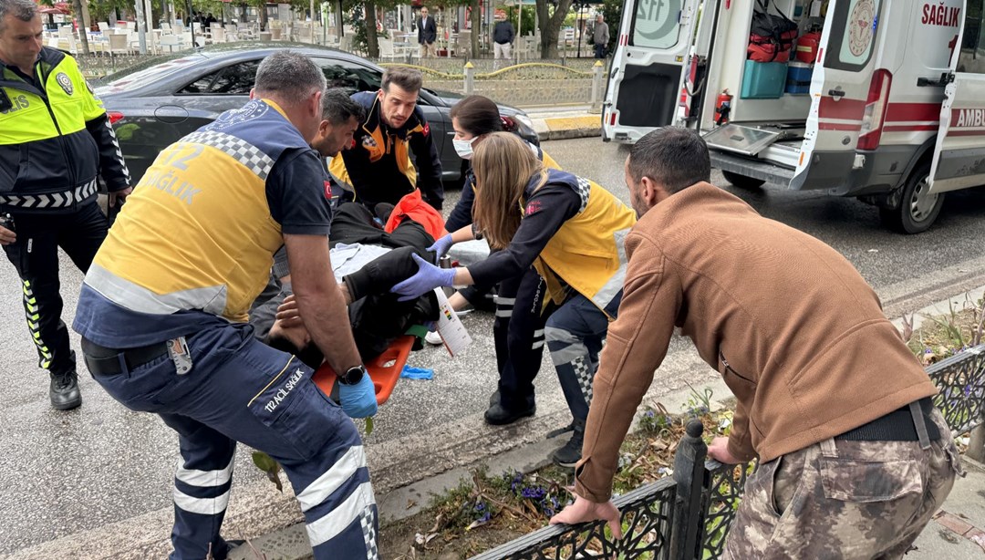 Edirne’de motosiklet yayaya çarptı: 2 yaralı