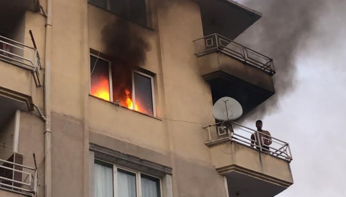 Balkonda ölümle burun buruna: Alevlerin arasından itfaiye kurtardı Balkonda ölümle burun buruna: Alevlerin arasından itfaiye kurtardı
