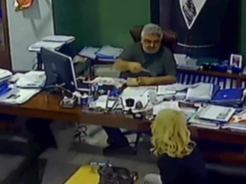 Görüntülerde para balyalarının fırlatıldığı görülüyor.